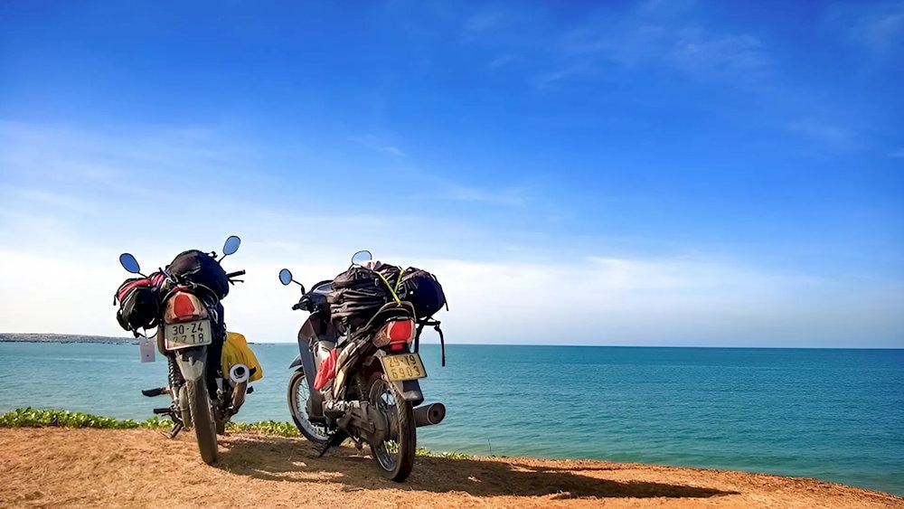 Bạn có thể tới Kỳ Co bằng xe máy nhưng cần vững tay lái vì đường đèo dốc khó đi